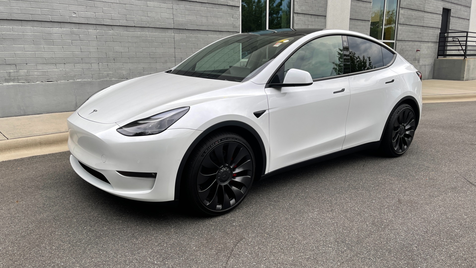 Tesla model y white deals with black wheels